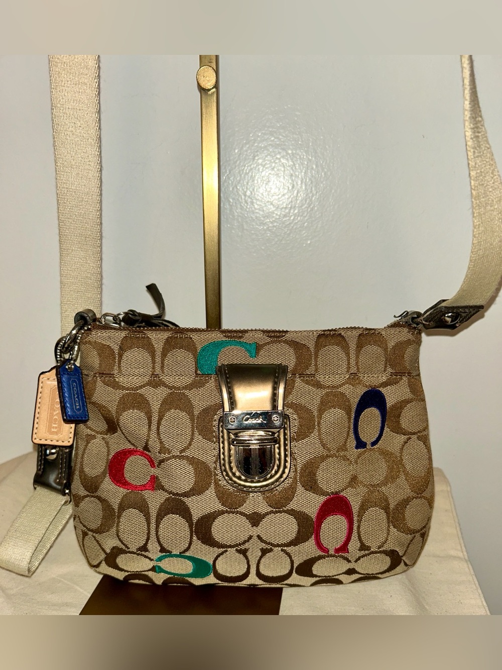 Coach Poppy. embroidered signature crossbody . ECU